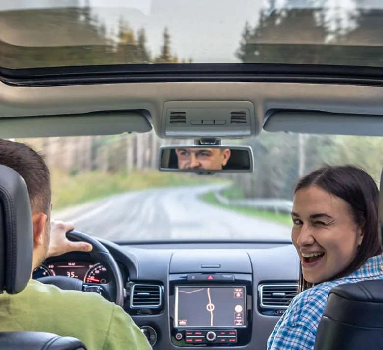 Пасажири в автомобілі під час міжміської поїздки з RideSafe